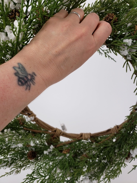 Hold up the wreath as you want to hang it and see how it shapes up Hold up the wreath as you want to hang it and see how it shapes up