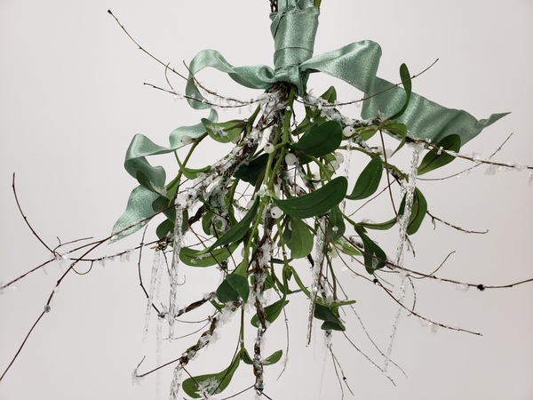 How to design with faux mistletoe so that it looks magical