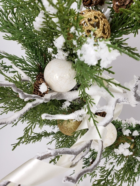 Learn how to dry brush baubles to create a frosted look Learn how to dry brush baubles to create a frosted look