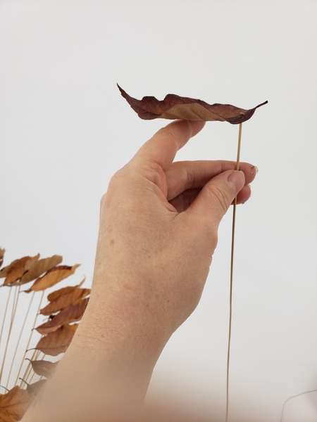 Let the leave drop slightly and hold the exact position so that the glue sets Let the leave drop slightly and hold the exact position so that the glue sets