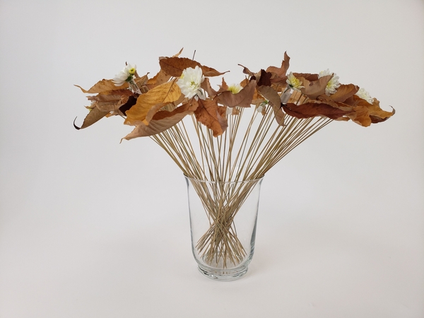 Minimal and sustainable flower arrangement for fall Minimal and sustainable flower arrangement for fall