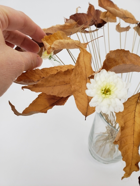 Place the flowers in the design Place the flowers in the design