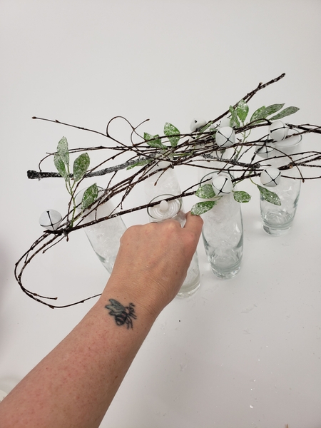 To finish the design place the armature over the display vases To finish the design place the armature over the display vases