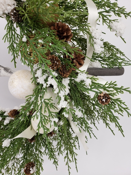 Using permanent botanical in flower arrangements Using permanent botanical in flower arrangements