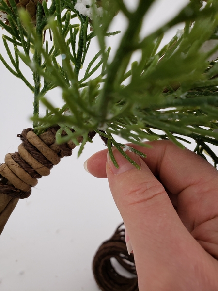 Wrap the bark wire around the wreath