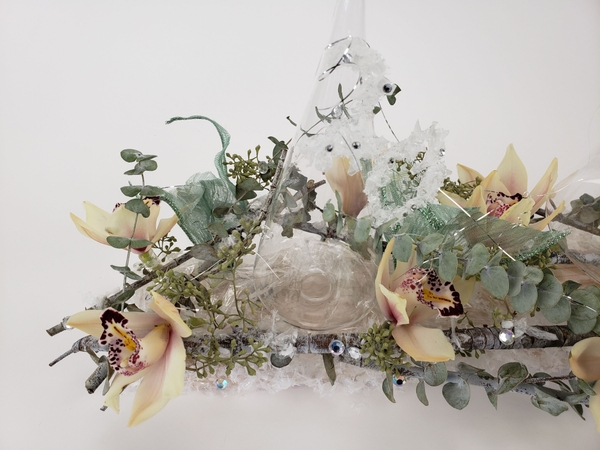 Adding fresh flowers in a dried floral design Adding fresh flowers in a dried floral design