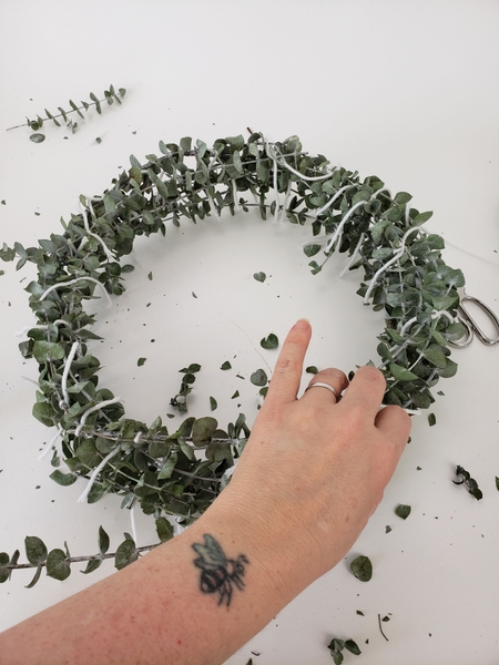 Bulk out the shape by filling any gaps on the outside of the wreath shape Bulk out the shape by filling any gaps on the outside of the wreath shape