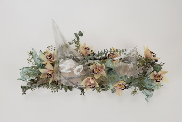 Easy way to create a original floral display without using foam Easy way to create a original floral display without using foam