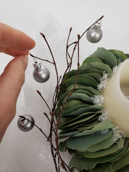 Glue in tiny bauble Glue in tiny bauble