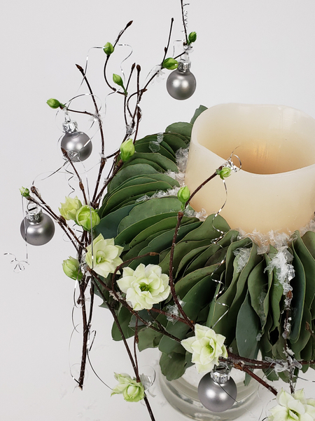 Have less waste when decorating for Christmas by using biodegradable and re usable things