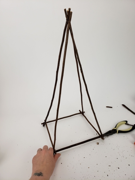 Make sure the armature stands flat before decorating Make sure the armature stands flat before decorating
