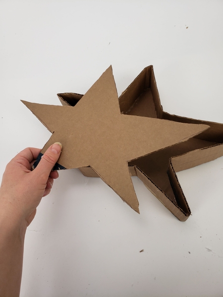 Match the second star to the box to make sure you know which way around you should make the lid Match the second star to the box to make sure you know which way around you should make the lid