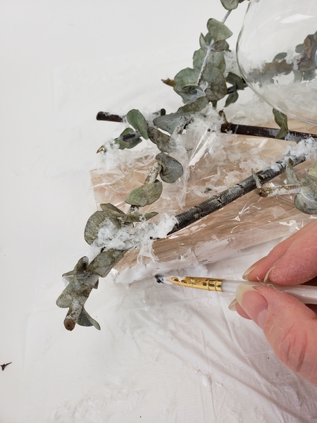 Paint around the edge of the lumber with wood glue Paint around the edge of the lumber with wood glue