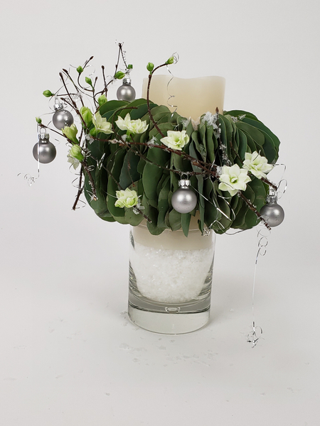 Soft minimal Christmas flower arrangement by Christine de Beer