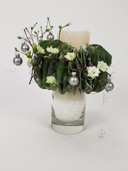 Soft minimal Christmas flower arrangement by Christine de Beer Soft minimal Christmas flower arrangement by Christine de Beer