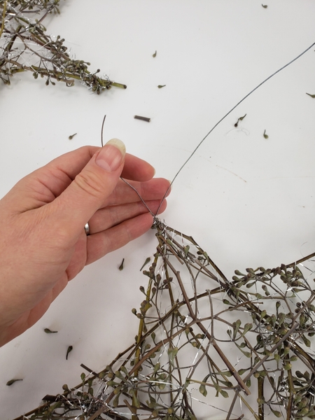 The support pieces of the sides are made in a wire frame