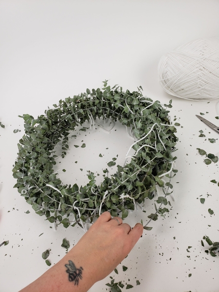 When you have a pretty shape curve a few stems loosely around the shape to give it natural movement When you have a pretty shape curve a few stems loosely around the shape to give it natural movement