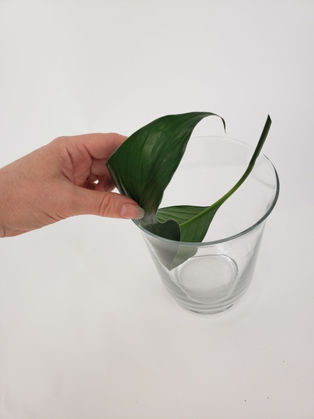 Place the leaf so that it kicks against both sides of the vase Place the leaf so that it kicks against both sides of the vase
