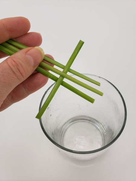 Weave the first horizontal blade of lily grass Weave the first horizontal blade of lily grass