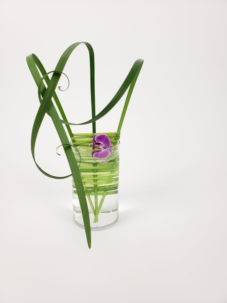 Weaving with grass in contemporary floral design Weaving with grass in contemporary floral design