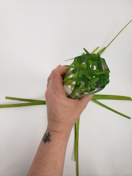 Bend the grass sharply down the bud vase to bend the grass at an angle Bend the grass sharply down the bud vase to bend the grass at an angle
