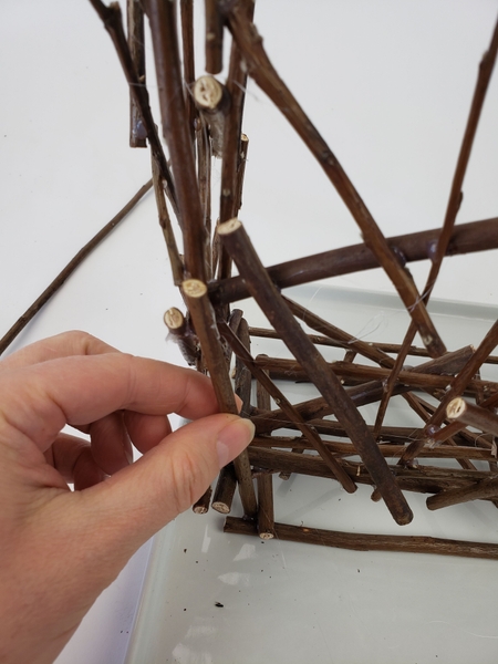 Glue in a few twigs to conceal the platform so that it forms a unit with the pillar Glue in a few twigs to conceal the platform so that it forms a unit with the pillar