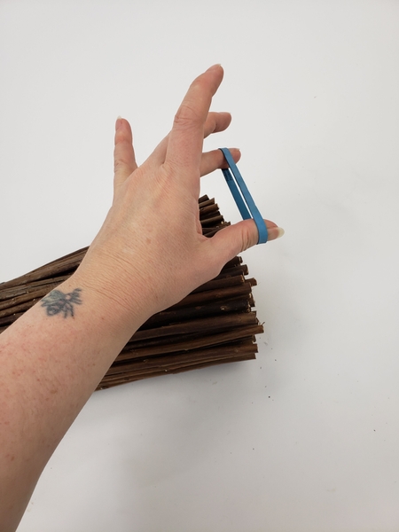 Make sure the elastic band is strong because it needs to keep the armature together for quite a few hours Make sure the elastic band is strong because it needs to keep the armature together for quite a few hours