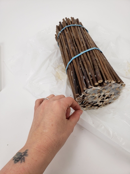 Pick away any visible dried glue flakes from the bottom side of the bundle Pick away any visible dried glue flakes from the bottom side of the bundle