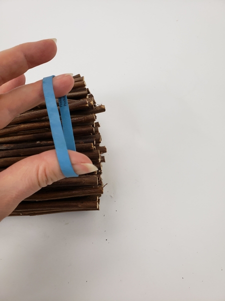 Secure the bundle with elastic bands Secure the bundle with elastic bands