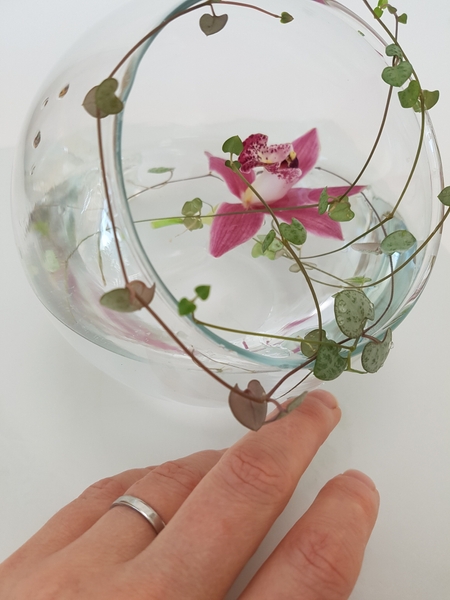 Carefully test the balance of the vase to see if the water level is just right Carefully test the balance of the vase to see if the water level is just right