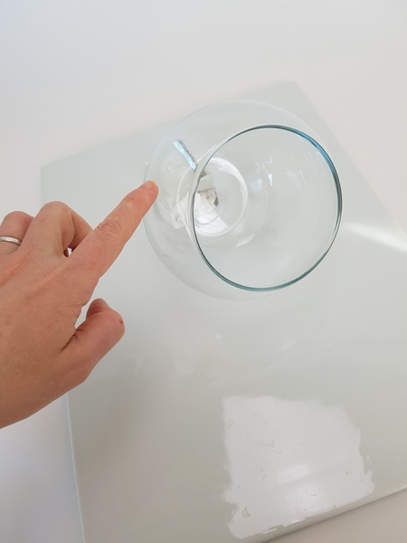 Carefully test the vase to balance Carefully test the vase to balance