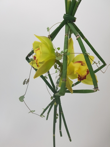 Creating a sustainable flower arrangement without using floral foam Creating a sustainable flower arrangement without using floral foam
