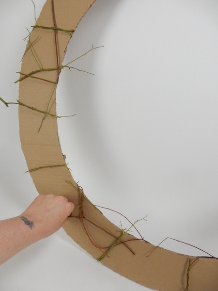 Move around the cardboard and tie stems to other stems Move around the cardboard and tie stems to other stems