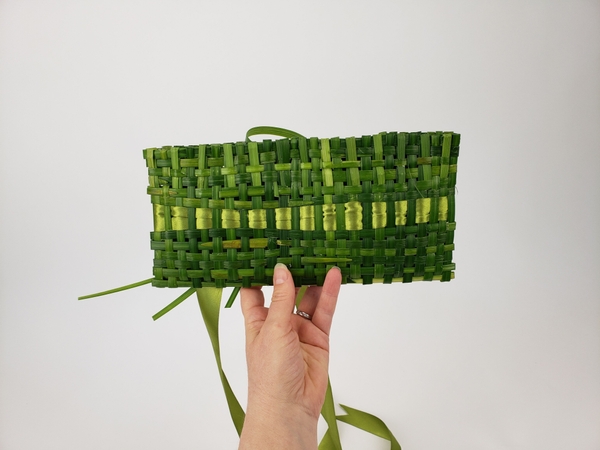 A free tutorial to show you how to weave a ribbon into a basket or handbag A free tutorial to show you how to weave a ribbon into a basket or handbag