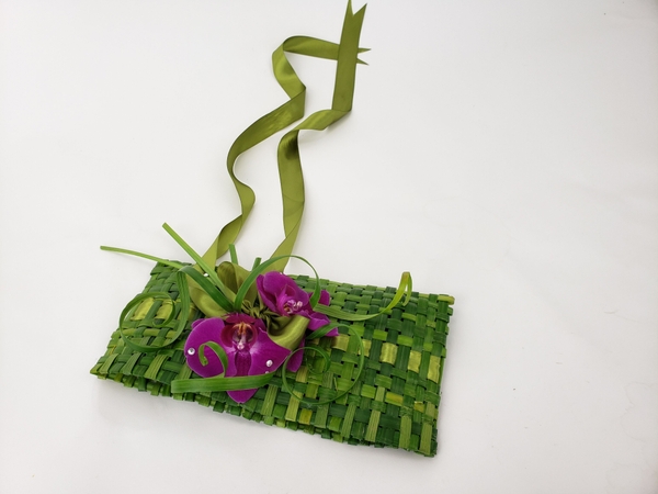 A free tutorial to weave a floral handbag with grass and ribbon A free tutorial to weave a floral handbag with grass and ribbon