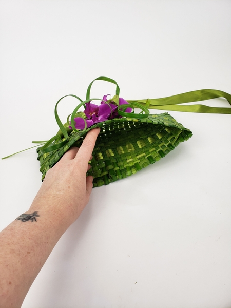 Add a magnetic closure into a basket handbag Add a magnetic closure into a basket handbag