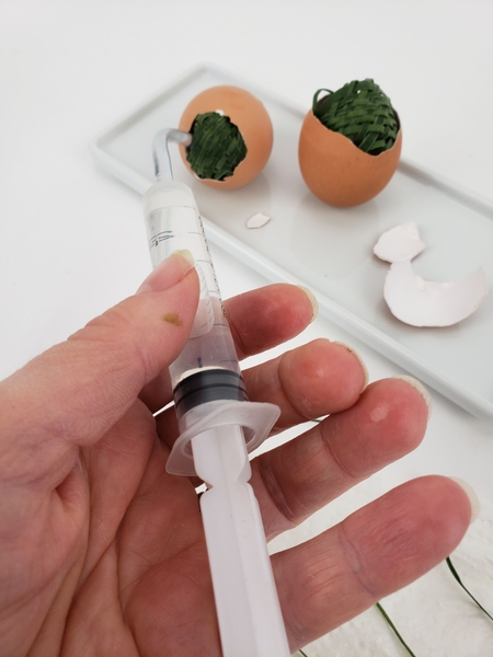 Fill the egg with water Fill the egg with water