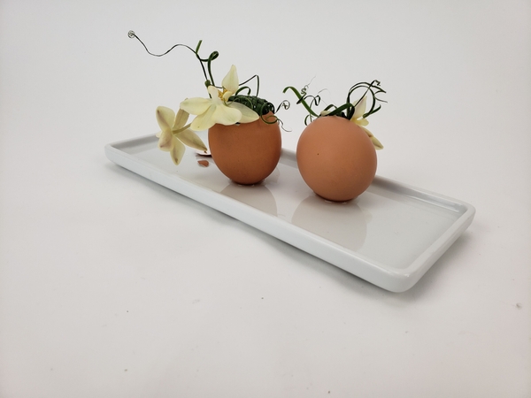 How to use an egg as a container in floral design How to use an egg as a container in floral design