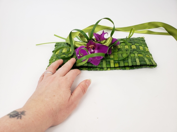 How to weave a magnetic clasp into a handbag How to weave a magnetic clasp into a handbag
