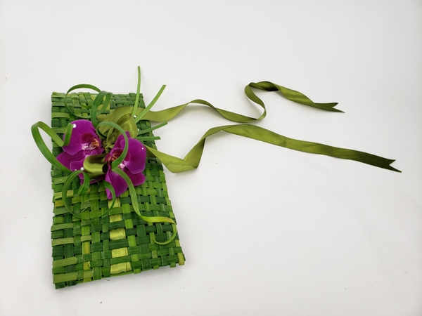 Make your own clutch purse from plant material and flowers Make your own clutch purse from plant material and flowers