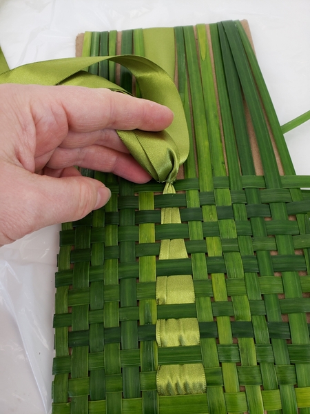 Move the grass as tightly as possible below the knot Move the grass as tightly as possible below the knot