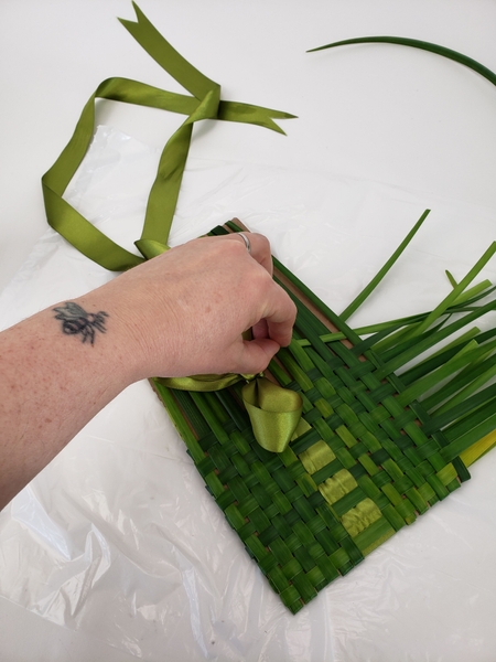 Weave in strands of grass right up to the bow knot. Weave in strands of grass right up to the bow knot.