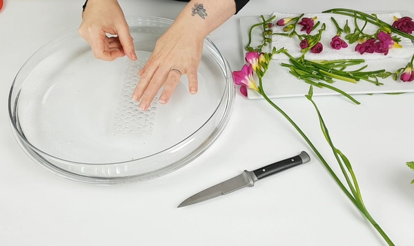 Float the bubble wrap shape in the water Float the bubble wrap shape in the water