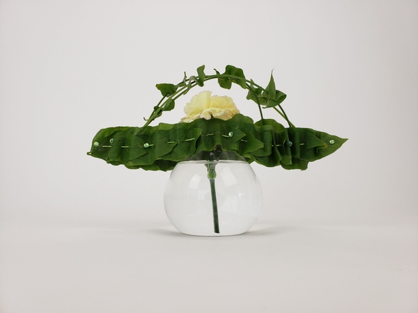 How to arrange a single flower in a vase How to arrange a single flower in a vase