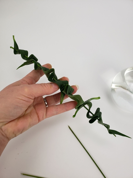 Skewer the leaves with a thin reed or stick Skewer the leaves with a thin reed or stick