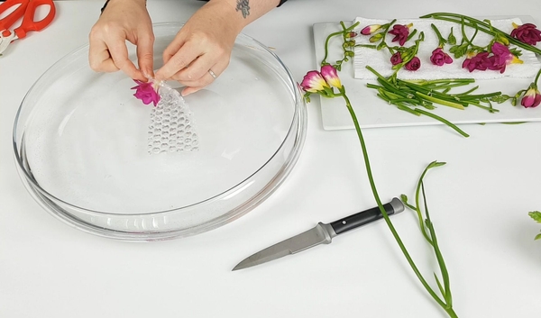Thread the flower stem through the bubble wrap Thread the flower stem through the bubble wrap