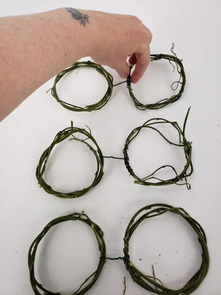 Connect the last pair of wreaths