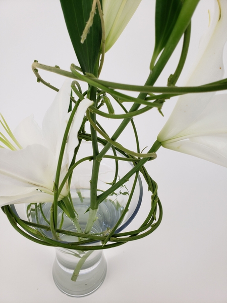 Easy and inexpensive way to use just a few flowers to create a larder design Easy and inexpensive way to use just a few flowers to create a larder design
