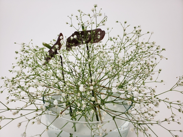Keep flowers in place without oasis floral foam Keep flowers in place without oasis floral foam