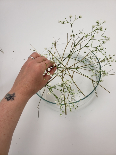 Place your flower stems so that it is supported by the grid Place your flower stems so that it is supported by the grid